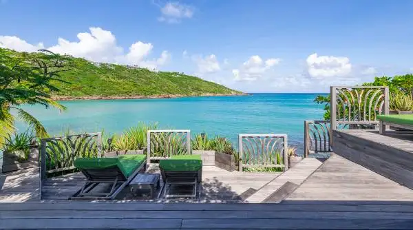 Villa pieds dans l'eau bénéficiant d'une situation rare au bord de la baie de Marigot